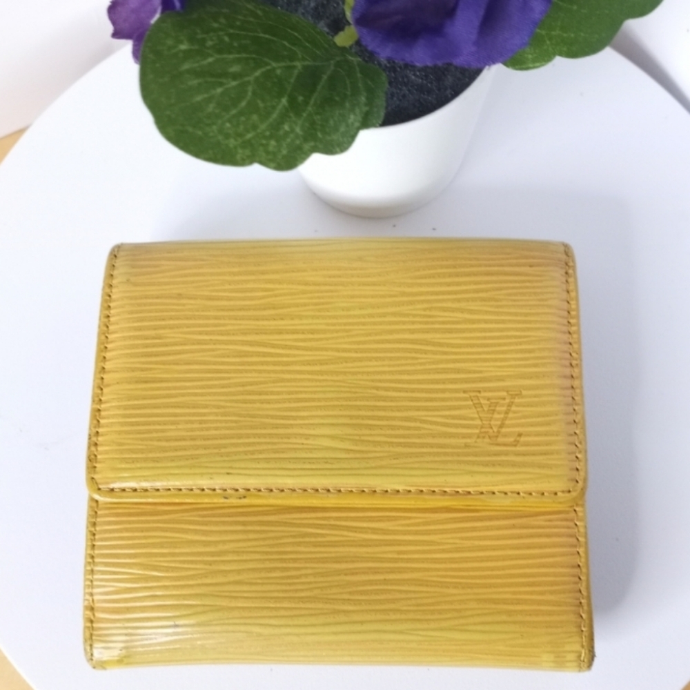 Authentic VINTAGE 1996 Louis Vuitton Epi Leather Compact Bi-fold Wallet